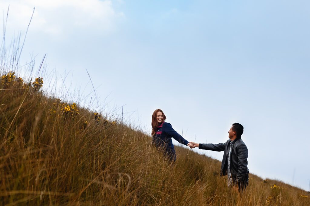 Pareja caminando de la mano en el páramo del Volcán Pichincha de Quito. Che Vivi.