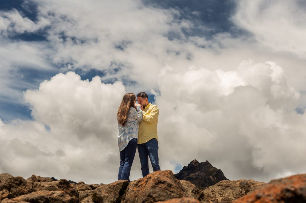 Un beso con el Volcán Pichincha de fondo. El escenario perfecto para tu pedida de mano o sesión de pareja. Foto por Vivi Calaón.