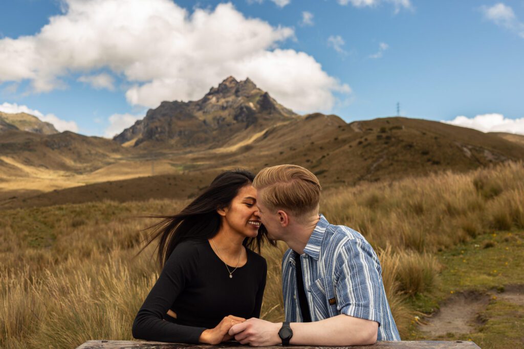 Pareja en momento romántico en el Teleférico de Quito.