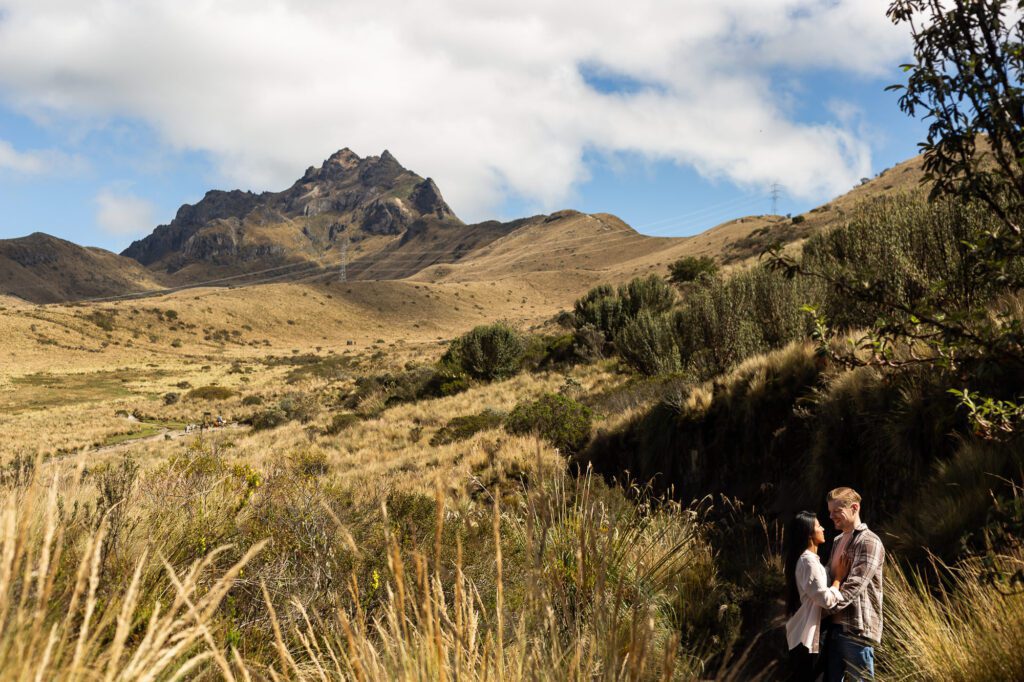 El paisaje del páramo de Quito como fondo natural de tu sesión de pareja.